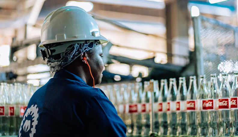 Chão de fábrica moderno com engenheiros de segurança
